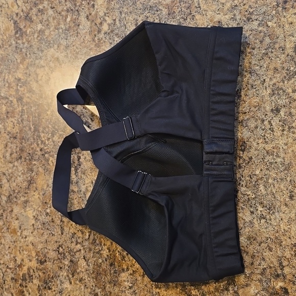 Under armour black fitted sports bra size 34C - Picture 2 of 6